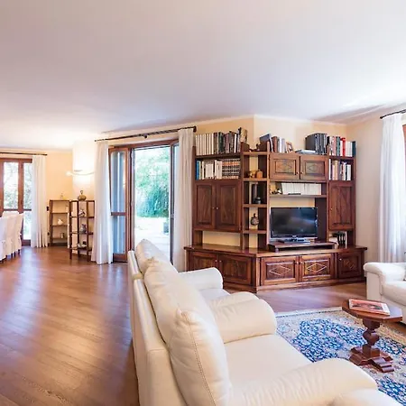 5 Bedroom By Lake Maggiore Holiday home *
