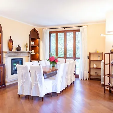 5 Bedroom By Lake Maggiore Holiday home Meina