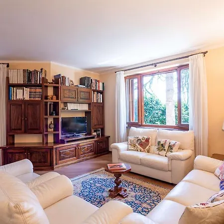 5 Bedroom By Lake Maggiore Holiday home Meina